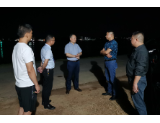 马文才一行夜查防汛值班