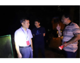 何军田夜查防汛大堤