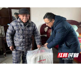 南县民政局：爱心棉被温暖困难群众心