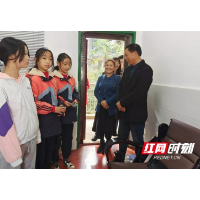 赫山区三名小学生拾金不昧 捡到卡包物归原主