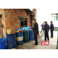 益阳城管查处非法提炼废弃油脂2吨