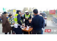 现场办公 耐心劝导 大通湖区金盆镇温暖执法保出行
