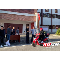 赫山区八字哨镇：我为群众办实事 摩托车驾驶证“送考下乡”