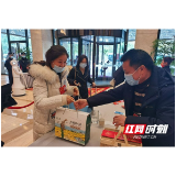 再生稻米和大闸蟹为何从田间来到会场？ 益阳市政协委员带来“特殊礼物”