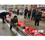 益阳市城管执法局：拆除占道伸缩棚  还路于民