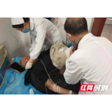 桃江县马迹塘镇：八旬老人突感身体不适 党员干部上阵齐救援