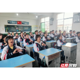 益阳市大通湖二中：课桌手势舞颂党恩