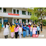 桃江县委组织部关工委前往担水坝小学开展献爱心助学活动