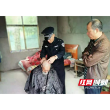 资阳区新桥河镇：驻村辅警为五保户老人义务理发一年多