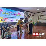 桃江政协委员“六一”牵手残疾儿童 