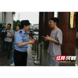 男生遗失钱包老师祝福卡 桃江民警雨中找回