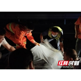 货车侧翻成路障 沅江南路产大队快速反应保畅通
