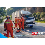 桃江：两车相撞1人受伤 消防队员紧急救援