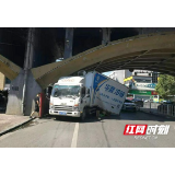 小货车撞上会龙山大桥 益阳城管紧急处置
