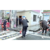安化党员干部铲雪除冰 保障群众出行安全