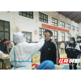 筑牢校园“防火墙” 赫山区15余万师生员工开展全员核酸检测