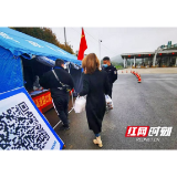 桃江县大栗港镇：热心群众为执勤点送“爱心物资” 让防疫更有力量