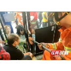 桃江:小男孩手卡门缝 消防员紧急救援