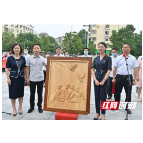 非遗洞庭木雕《天使的手印》捐赠益阳中医援沪医疗队