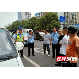 危险！沅江一面包车变身“流动加油站”被当街查处