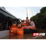 益阳突降暴雨 消防争分夺秒救出27人