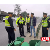 他的“帮忙”行为被桃江交警盯上了