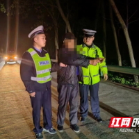 男子交通肇事逃逸 正义少年徒步追赶