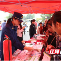 益阳高新区开展摆台“吆喝”话安全宣传活动