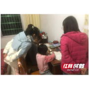 南县麻河口镇妇联入户开展未成年人保护宣传活动