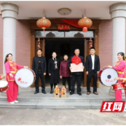 赫山区沧水铺镇：奖牌送到家门口 礼遇“最美家庭”