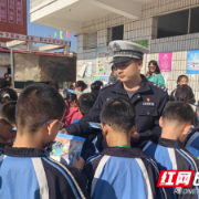 小雪至 大通湖交警给学生撑起“平安伞”