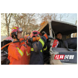 13分钟！益阳高新消防火速救援车祸被困人员