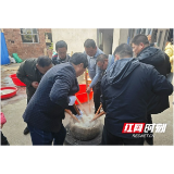 南县三仙湖镇：打糍粑迎新年 年味舂进糍粑里