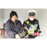 桃江交警的“备用头盔”便民又暖心