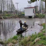 南县中鱼口镇：清理河湖垃圾 守护一江碧水