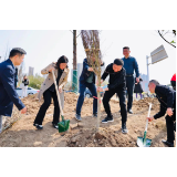 罗讯等县领导义务植树 为春天添绿