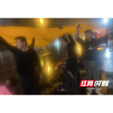 暖心！益阳这5人在大雨中为伤者撑伞守护……