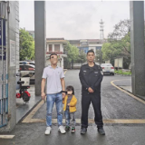 桃江：萌娃不慎走失 民警助其回家