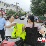 桃江大栗港镇：交通整治出新招 未戴头盔“罚当”交通志愿者