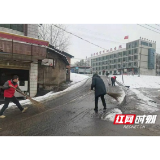 南县武圣宫镇：扫雪除冰暖人心  齐心协力保畅通