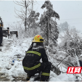 雪夜坚守，益阳消防员救援槽罐车侧翻现场