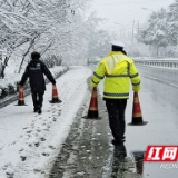 这一天 桃江景上添“警” 雪“警”相融