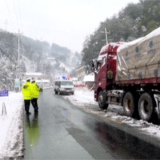 突降暴雪车辆滞留 安化交警解救受困车辆