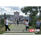 桃江县大栗港镇五羊坪村开展“扫烈士墓地，传红色精神”大扫除活动