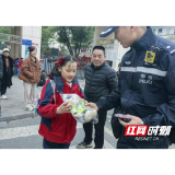 大通湖区：交警忠诚“护学” 孩子暖心“投喂”