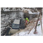 大通湖：交警雪天巡逻 路遇车辆落水紧急救援