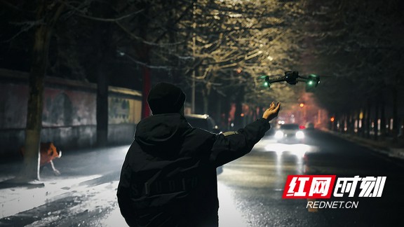 徐伟正在用无人机拍摄益阳雪夜。.marked.jpg