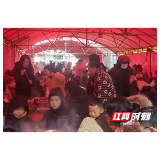 新春走基层 | 赫山区桃花仑街道：观歌舞品美食唠家常 “百家宴”汇邻里温情