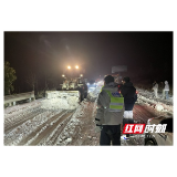 南县浪拔湖镇：清扫积雪保畅通 道路劝导护出行