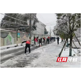 南县明山头镇：干群齐心铲雪除冰 保障通行守护安全